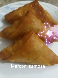 A picture of Macroni samosa.
