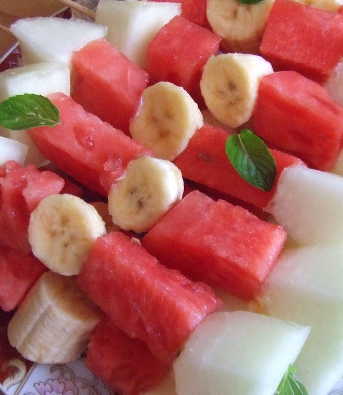 Una foto de Brochetas de frutas con miel de lavanda