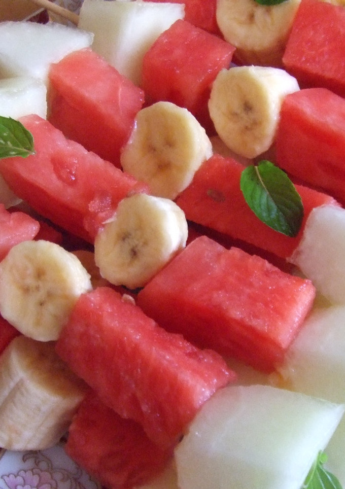 Una foto de Brochetas de frutas con miel de lavanda