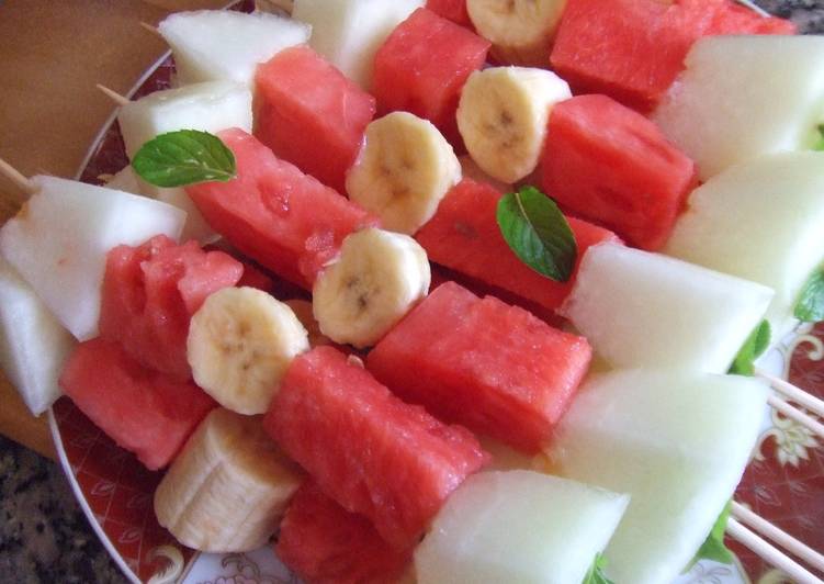 Brochetas de frutas con miel de lavanda