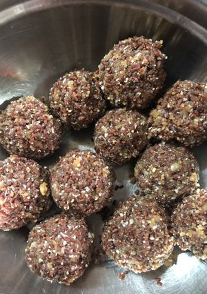 A picture of Haalim laddoos (Garden cress seed laddoos).