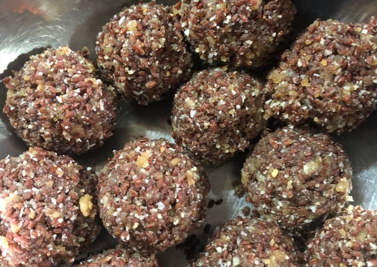 Haalim laddoos (Garden cress seed laddoos)