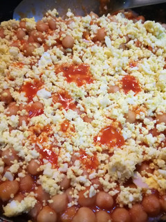 Una foto de Garbanzos con sofrito de tomate y huevo duro
