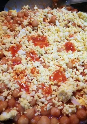Una foto de Garbanzos con sofrito de tomate y huevo duro