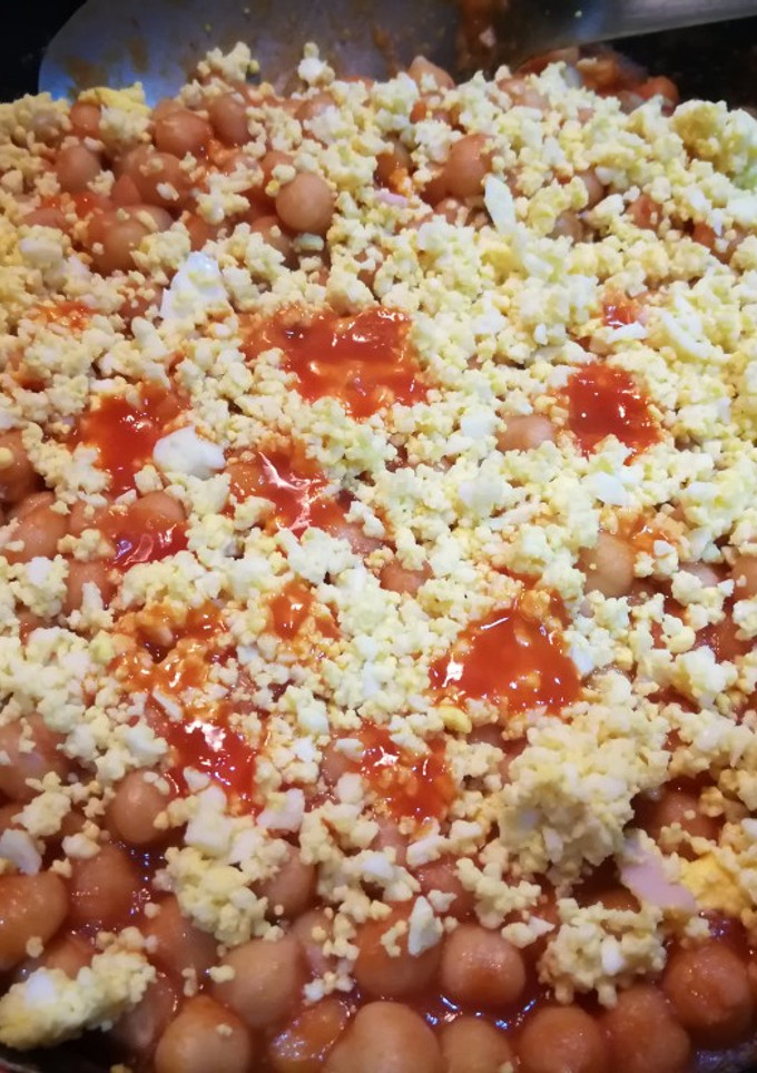 Una foto de Garbanzos con sofrito de tomate y huevo duro