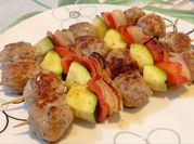 Una foto de brochetas ternera