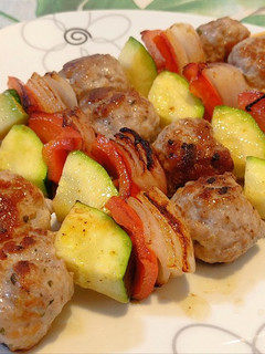 Una foto de Brochetas de albóndigas