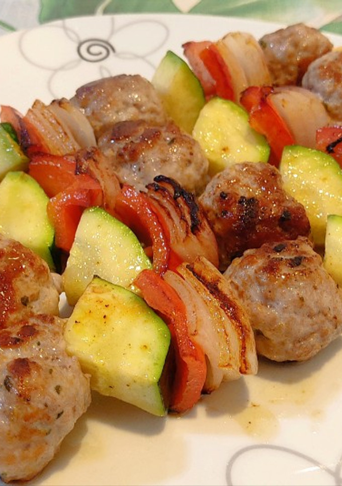 Una foto de Brochetas de albóndigas