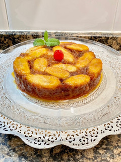 Una foto de Pastel con plátano caramelizado