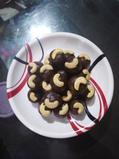 पारले चोको बॉल्स (Parle Choco Balls) रेसिपी मुख्य फोटो