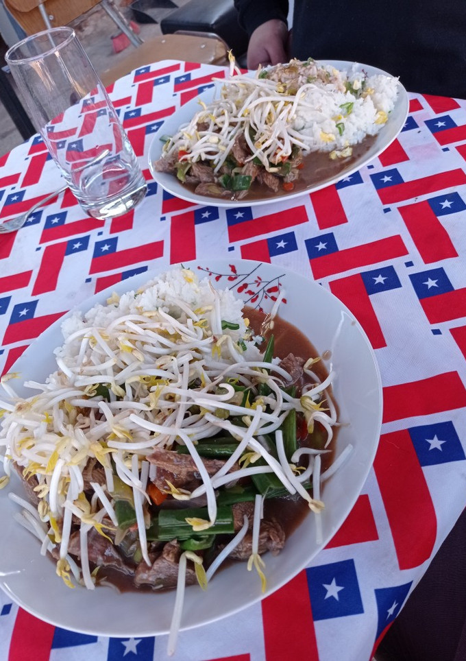 Una foto de Arroz chaufán y carne mongoliana