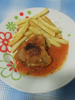 Una foto de Pollo en salsa de tomate casera