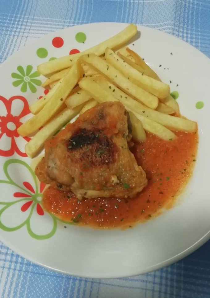 Una foto de Pollo en salsa de tomate casera