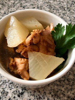 Una foto de Rábano y pollo hervido (大根と鶏肉煮物)
