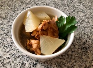 Una foto de Rábano y pollo hervido (大根と鶏肉煮物)