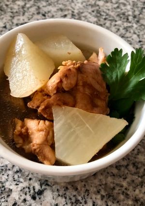 A picture of Simmered Daikon and Chicken (大根と鶏肉煮物).