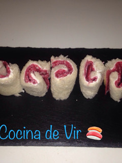 Una foto de Rollitos de pan bimbo con Philadelphia y salami. Sushi español 😂