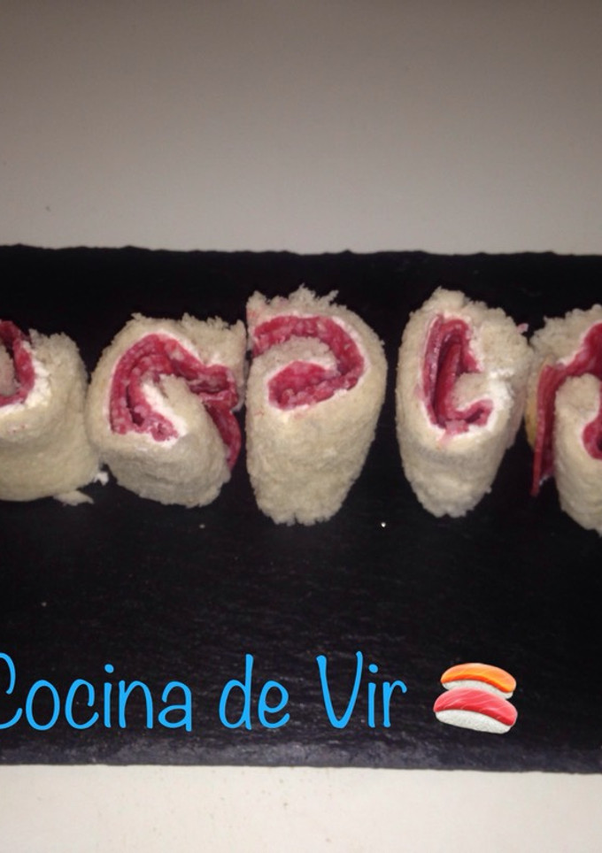 Una foto de Rollitos de pan bimbo con Philadelphia y salami. Sushi español 😂