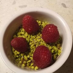 A picture of Easy peasy, no bake, raspberry and nutella pudding alla Fluffy.