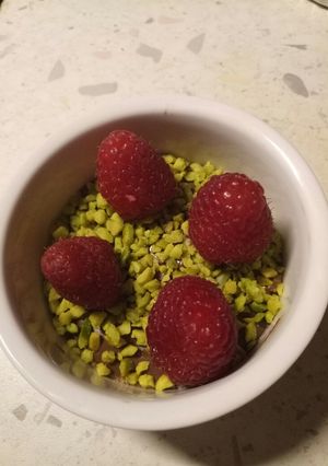 A picture of Easy peasy, no bake, raspberry and nutella pudding alla Fluffy.