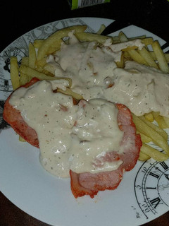 Una foto de Lomo al ajillo y nata acompañado de papas fritas
