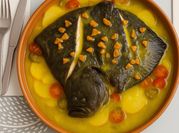 Una foto de rodaballo con salsa de ajos