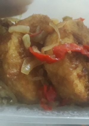 A picture of Fried yam with fried egg and sauce.