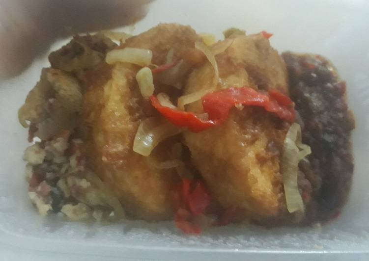 Fried yam with fried egg and sauce