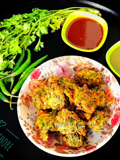 पालक के पकोडे (Palak ke Pakode recipe in Hindi) रेसिपी मुख्य फोटो