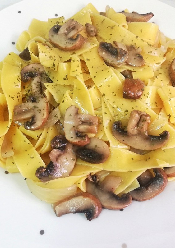 Una foto de Pasta al huevo con Champiñones Portobello