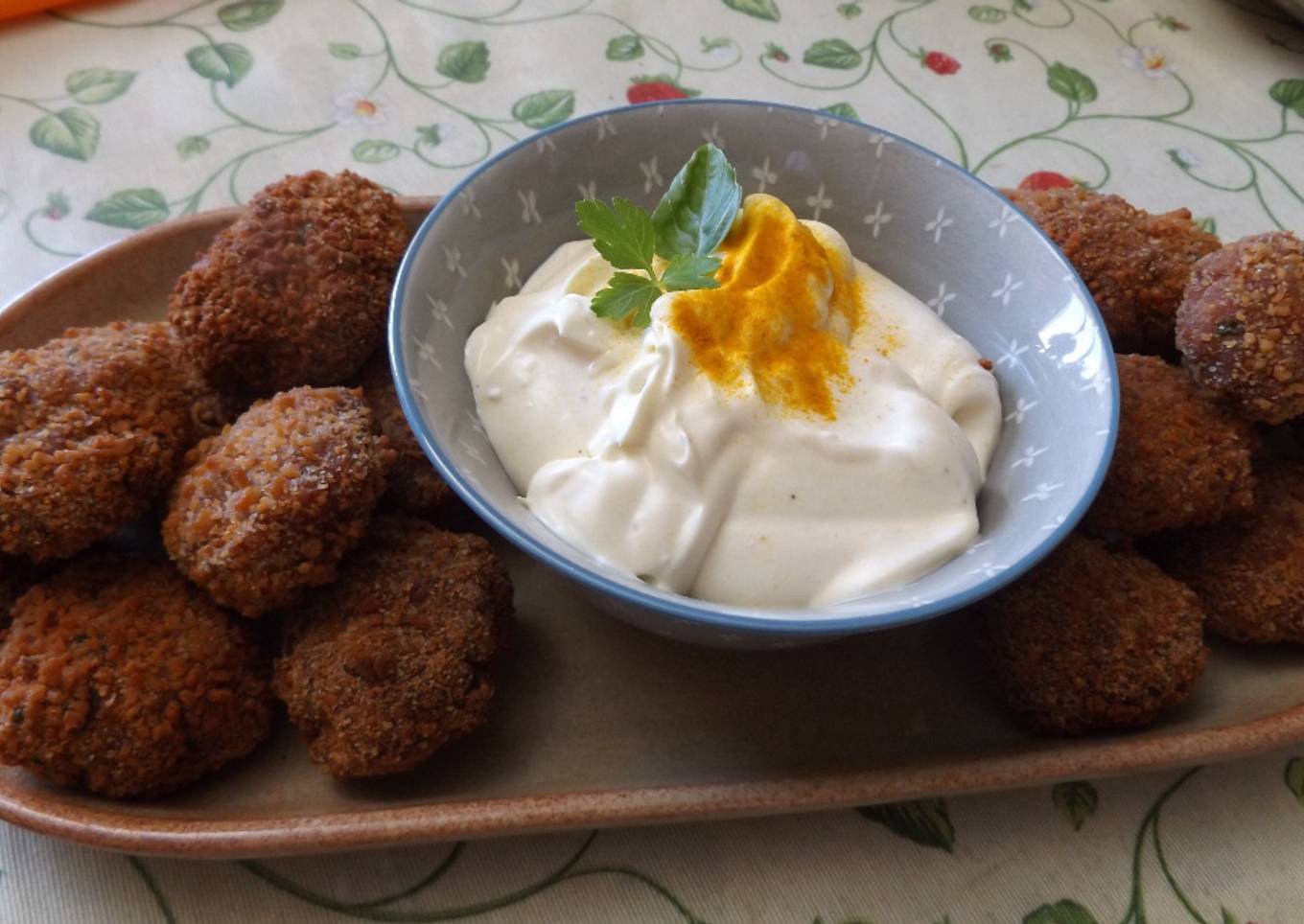 Tortitas de pollo con salsa de cúrcuma