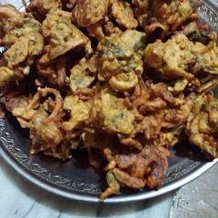 A picture of Palak or onion pakora.