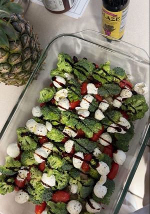 A picture of Pesto Chicken Bake with Broccoli and Mozzarella.