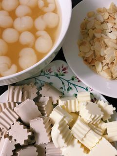 Hình của món Chè khúc bạch.