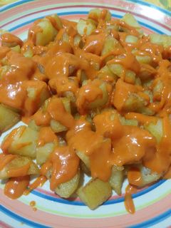Una foto de Patatas confitadas con salsa brava con thermomix