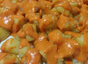 Una foto de Patatas confitadas con salsa brava con thermomix