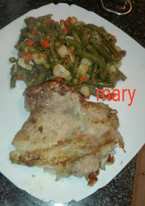 Foto principal de Muslo de pollo con picada y verdura al vapor rehogada