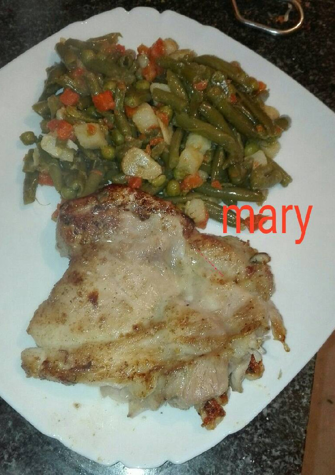 Una foto de Muslo de pollo con picada y verdura al vapor rehogada 