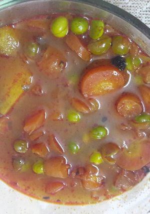 A picture of Aloo gajar matar delight.