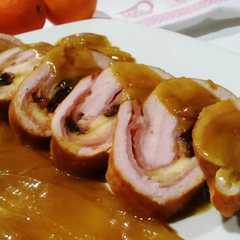 Una foto de Pavo relleno con ciruelas y manzana glaseado con miel y naranja 