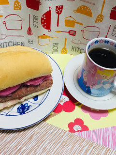 Una foto de Pan con salchichas caseras!!
