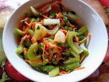 Ensalada de apio con sus hojas, zanahoria y trocitos de limón
