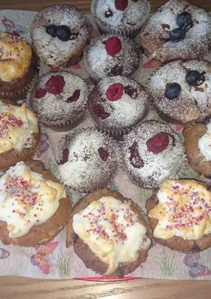 Áfonyás - málnás - fehér csokis muffin recept fotója