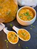 Sopa de huevo y maíz con pollo
