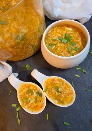 Una foto de Sopa de huevo y maíz con pollo