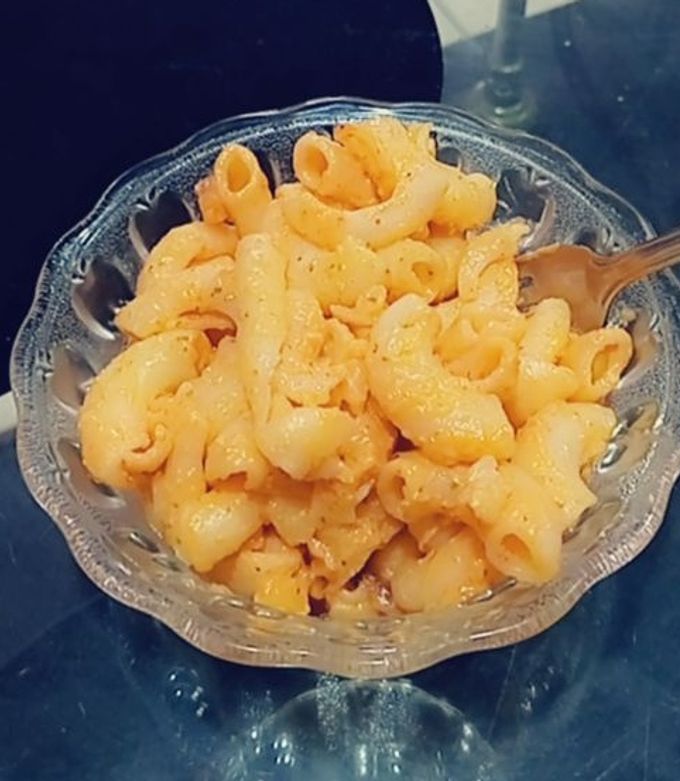 A picture of Macaroni in Pink sauce.