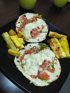 Una foto de Tacos de pescado con salsa tártara