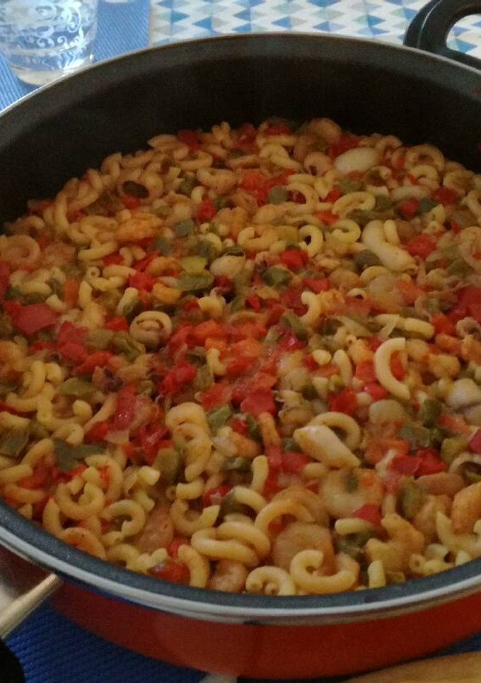 Una foto de Fideuá de calamares con guisantes