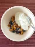 Bol de yogur griego, arándanos, copos de avena y nueces