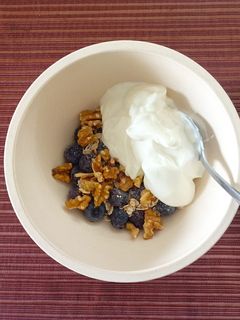 Una foto de Bol de yogur griego, arándanos, copos de avena y nueces